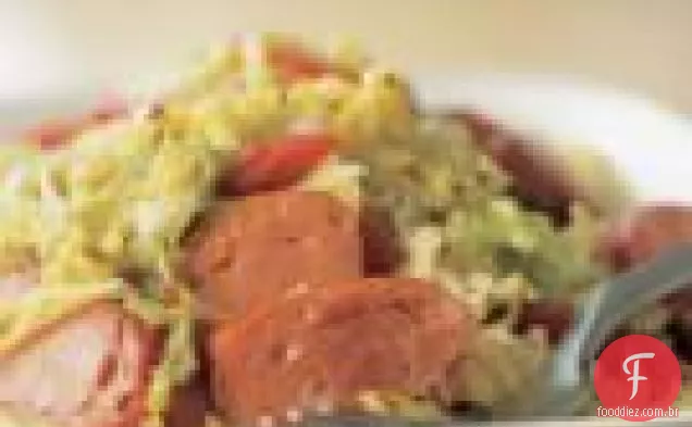 Salsichas Com Salada De Repolho Quente