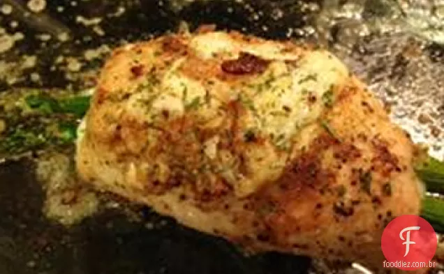 Espargos e mussarela recheados com peitos de frango