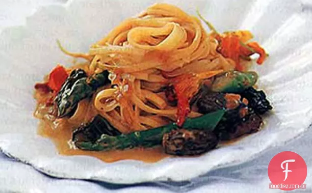 Taglierini com cogumelos, aspargos e Capuchinhas