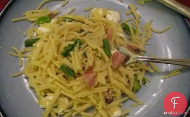 Espaguete com aspargos, mussarela defumada e Prosciutto