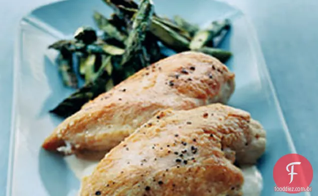 Frango assado com espargos e molho de tahine