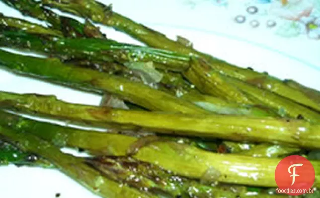 Espargos assados com chalotas
