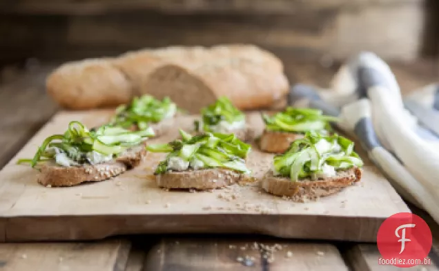 Espargos raspados e queijo de cabra Crostini