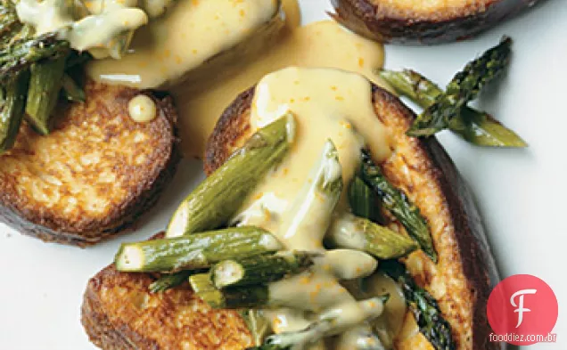 Torrada francesa Brioche com aspargos e laranja Beurre Blanc