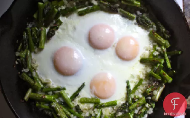 Espargos da meia-noite com ovos cremosos