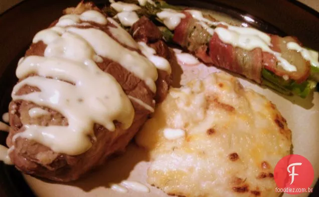 Bife recheado de caranguejo com molho Bearnaise