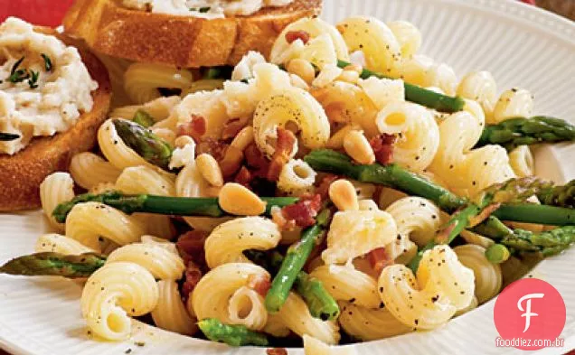 Macarrão com aspargos, Pancetta e pinhões