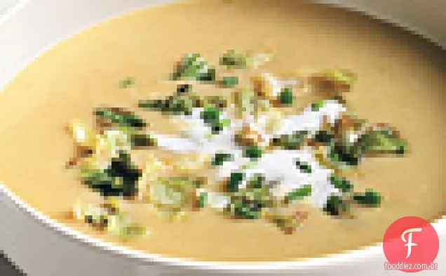 Batata, repolho verde e sopa de alho-poró com creme de limão Fraîche