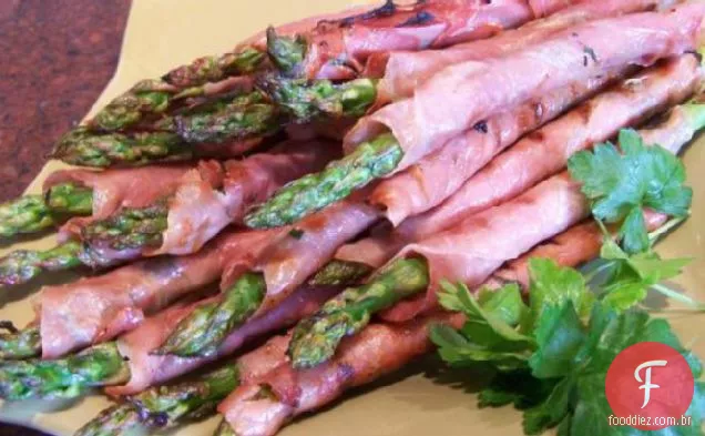 Espargos grelhados embrulhados em Prosciutto