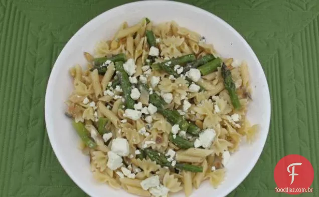Farfalle Com Aspargos, Cebola Roxa, Nozes E Queijo Azul