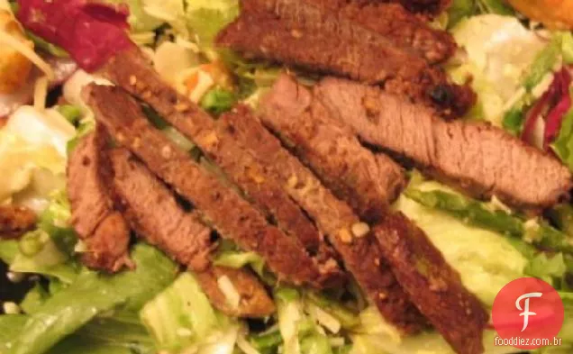 Bife, espargos e salada de batata vermelha