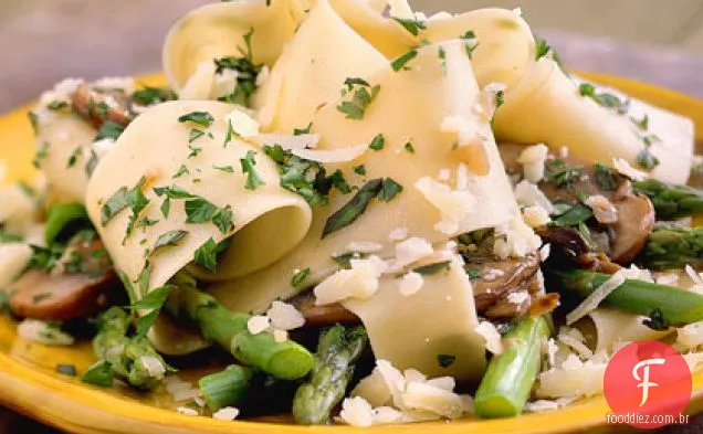 Macarrão com aspargos e cogumelos