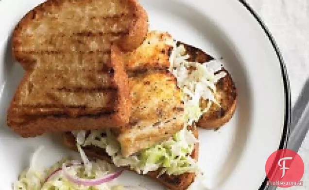 Sanduíche De Peixe Grelhado Com Repolho Slaw