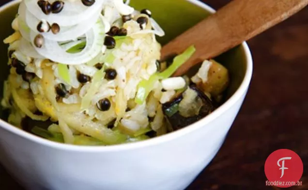 Arroz Integral Saudável E Salada De Sementes De Cânhamo