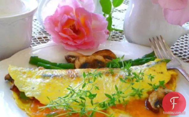 Omelete de espargos, cogumelos e queijo com ervas