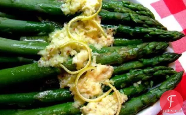 Espargos com limão e manteiga de parmesão
