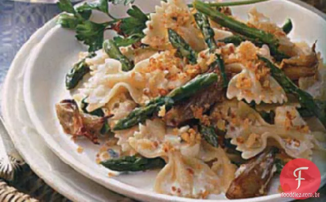 Farfalle com aspargos, chalotas assadas e queijo azul