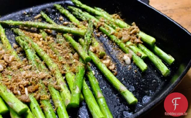 Espargos assados com pimenta longa Gremolata