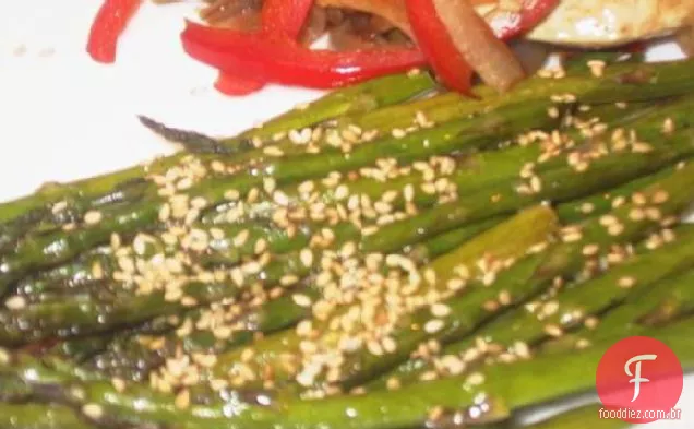 Espargos do chef médio com manteiga de gergelim Laranja