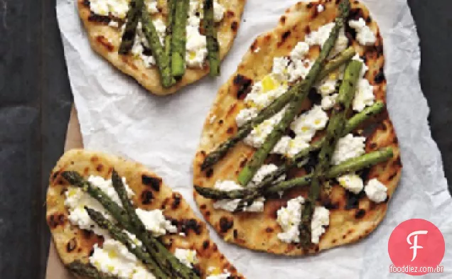 Espargos grelhados e pizza de ricota
