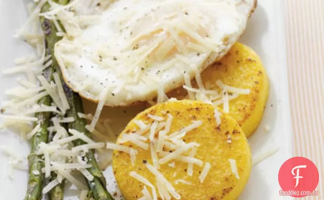 Bolinhos de Polenta com espargos e ovos