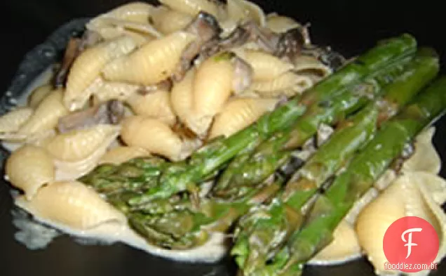 Conchas de macarrão com cogumelos Portobello e aspargos em molho Boursin