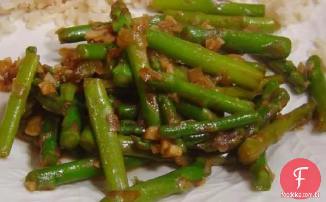 Espargos fritos com alho e chalotas em óleo de pimenta