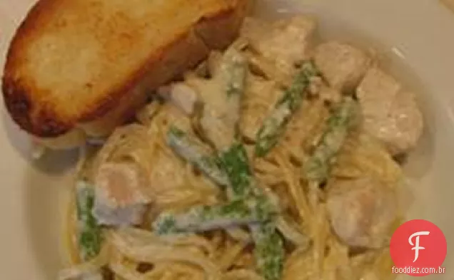 Frango e espargos Fettuccine