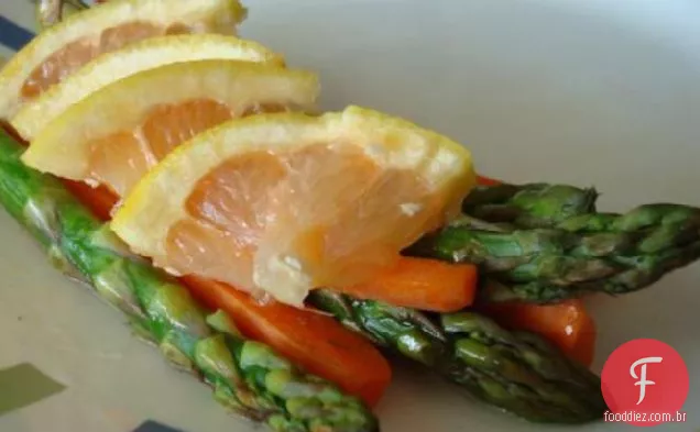 Espargos grelhados e cenouras com molho de endro de toranja