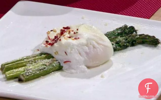 Espargos assados com ovo escalfado e Parmigiano-Reggiano