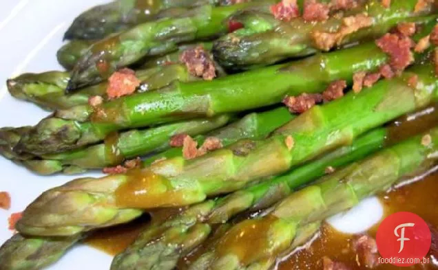 Espargos com Bacon, cebola roxa e vinagrete balsâmico
