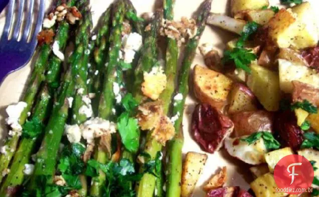 Espargos assados com queijo Feta