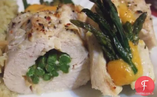 Espargos e Cheddar recheados com peitos de frango