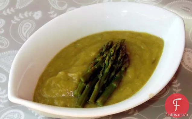 Espargos e sopa de Alho-Poró