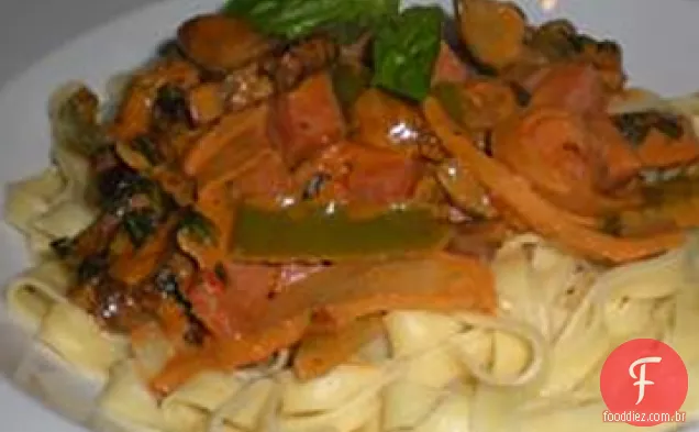 Fettuccini com cogumelo, presunto e molho de rosa