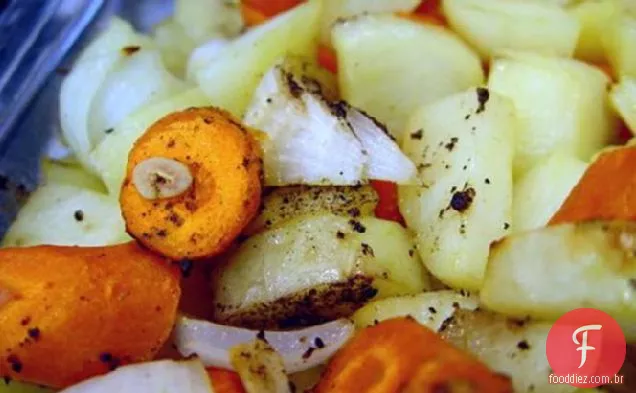 Cenouras e batatas assadas com cebola e alho