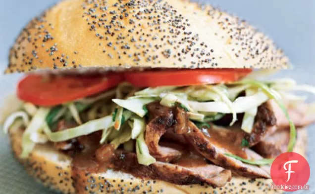Sanduíches de lombo de porco com coentro Slaw