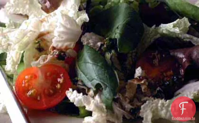 Salada de repolho e verduras misturadas com vinagrete de erva picante