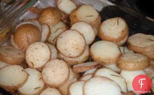 Batatas assadas com alho e alecrim