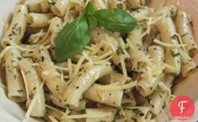 Fettuccine com manteiga de erva de alho