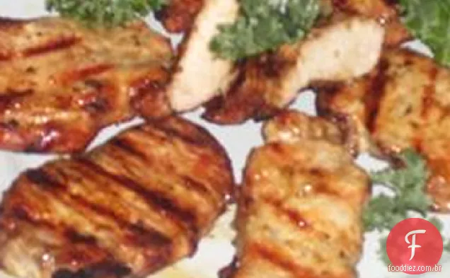 Bifes de porco grelhados com molho de manteiga de limão