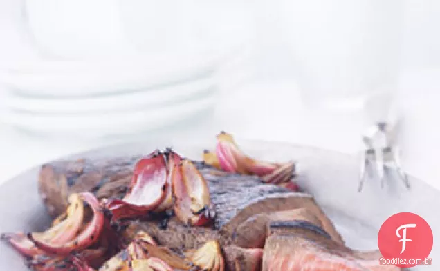 Grelhado balsâmico-marinado London Broil com cebola vermelha