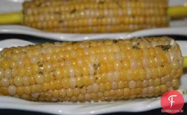 Milho na espiga com manteiga de erva de alho (Panela De Barro)