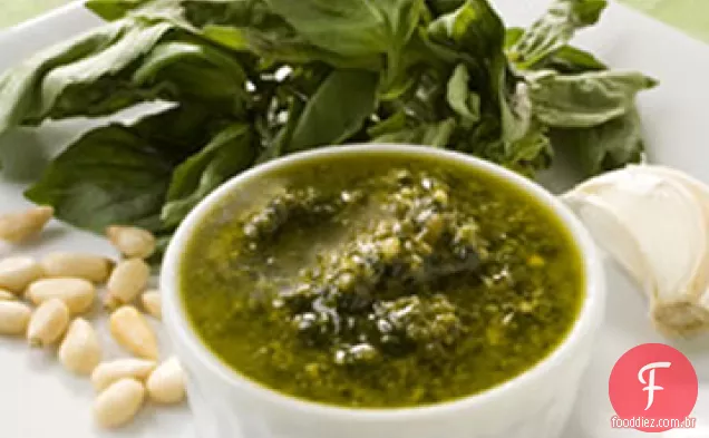 Pesto simples de alho e manjericão