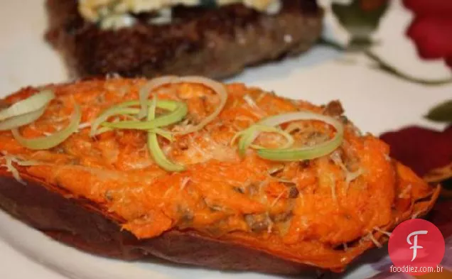 Batata-Doce assada duas vezes com alho-poró e Salsicha
