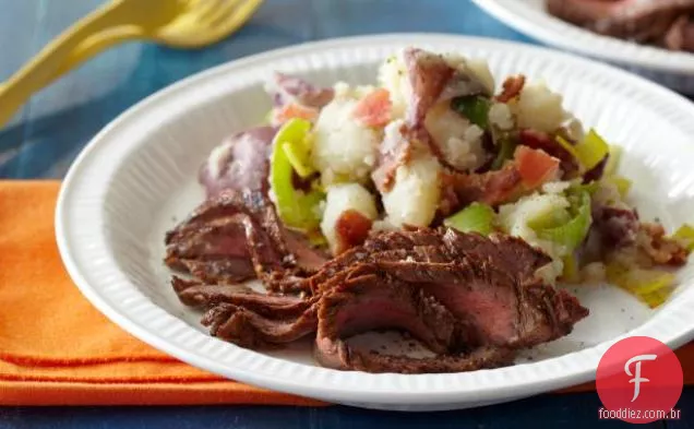 Bife de flanco grelhado marinado com batatas esmagadas BLT