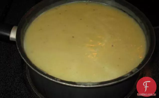 Sopa perfeita de batata, alho-poró e cebola com torradas de queijo com alho