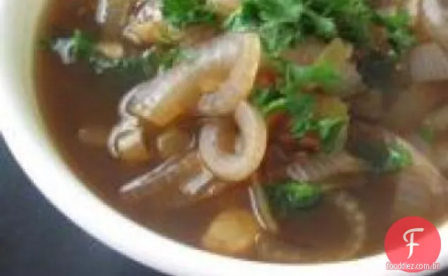 Sopa rica de duas cebolas e alho