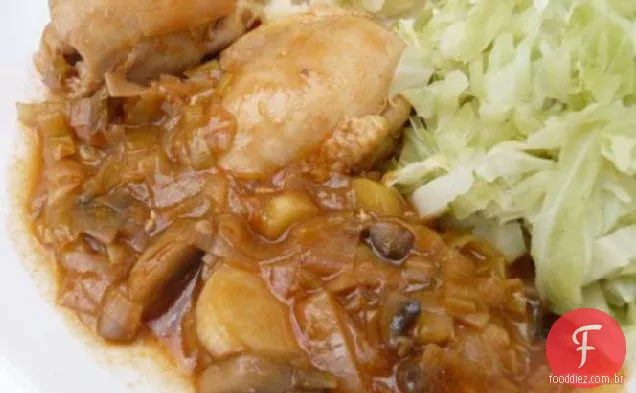 Frango com alho-poró e cogumelos
