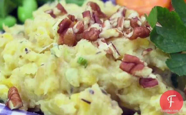 Banana amassada com alho-poró e ervas frescas
